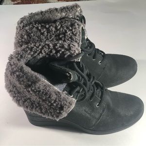 Ugg waterproof wedge boot size 9